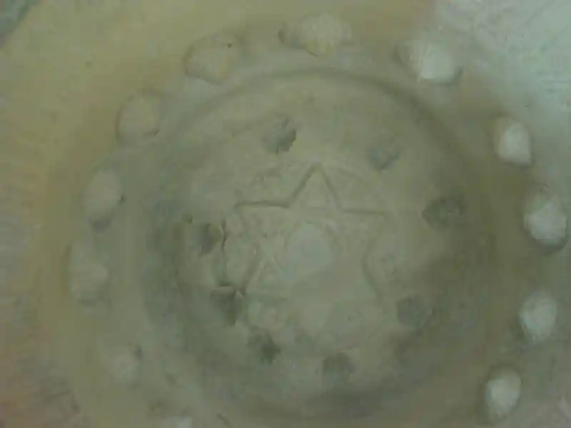 Six-pointed star surrounded by circles engraved on a vessel